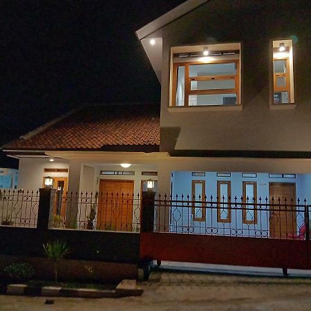 Guesthouse - Lubna Homestay Kuningan Exterior photo