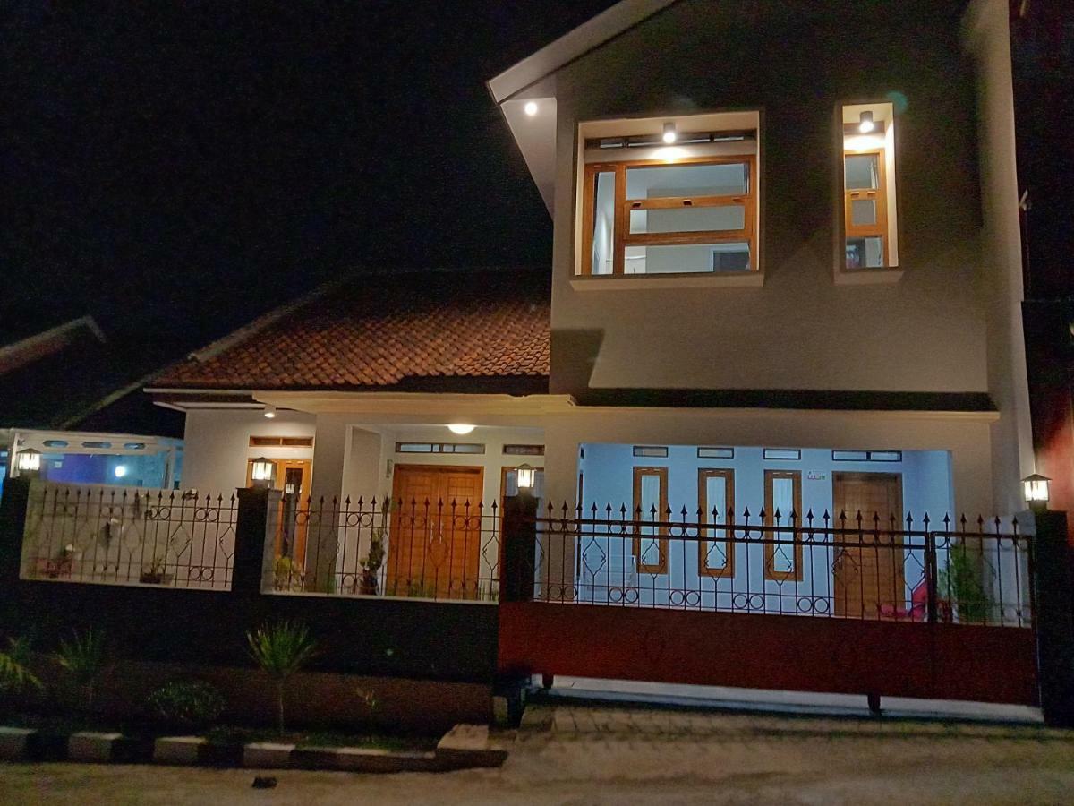 Guesthouse - Lubna Homestay Kuningan Exterior photo