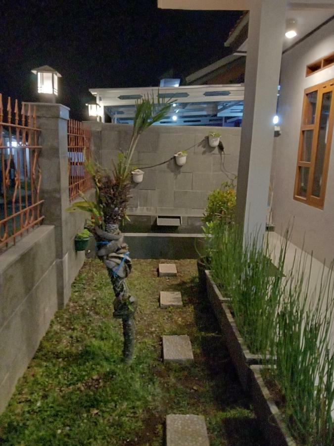 Guesthouse - Lubna Homestay Kuningan Exterior photo