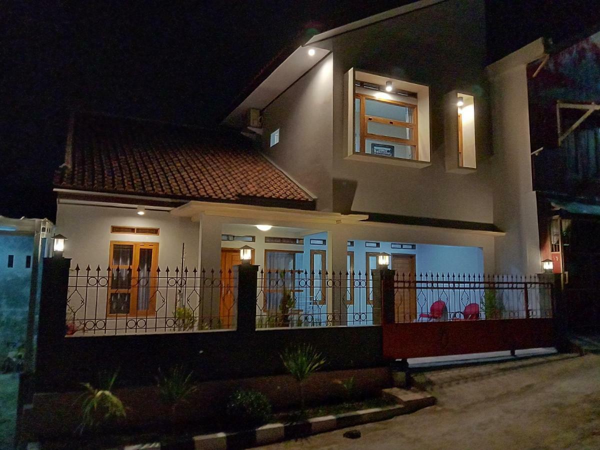 Guesthouse - Lubna Homestay Kuningan Exterior photo